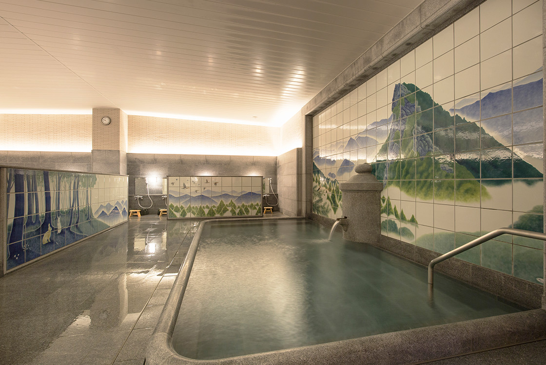 The bathing areas: Open-air baths and large rooms surrounded by murals