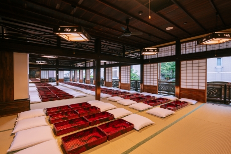 Staff will give you an explanation of the Dōgo Onsen Honkan.About Kami-no-yu 2nd floor seats, please refer to 