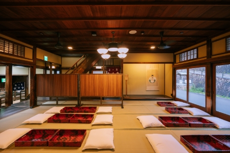 Staff will give you an explanation of the Dōgo Onsen Honkan.About Tama-no-yu 2nd floor seats, please refer to 