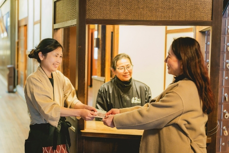 Staff in charge of private rooms will be waiting for you at the reception desk.Please pick up your bathing ticket and show it to the staff in charge again. You will be escorted to your room.