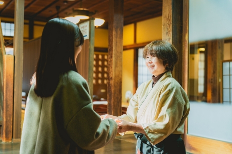 中央廊下突き当り左の階段で2階へお進みください。霊の湯二階席入口で再びスタッフへ入浴券をご提示ください。スタッフがお客様のお席へご案内いたします。